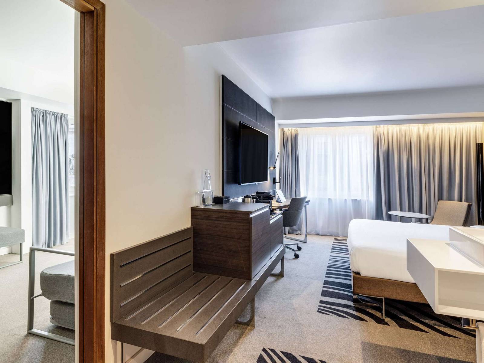 倫敦 Novotel London Tower Bridge 套房起居區與臥室