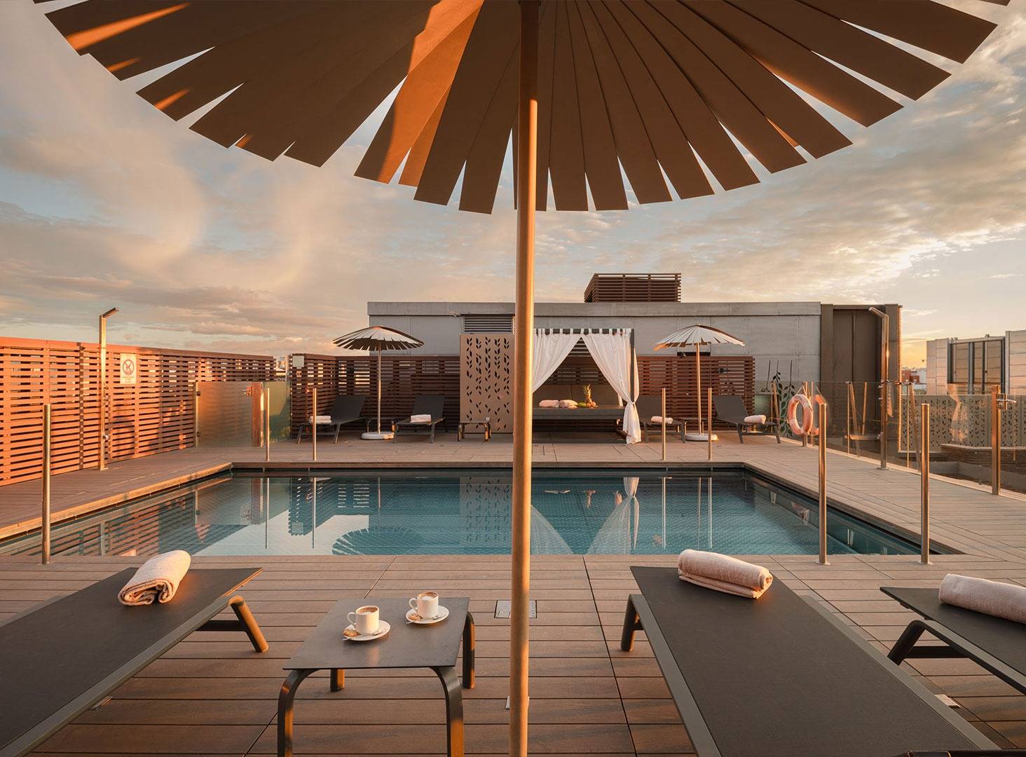 馬德里 Novotel Madrid Center 頂樓泳池與躺椅