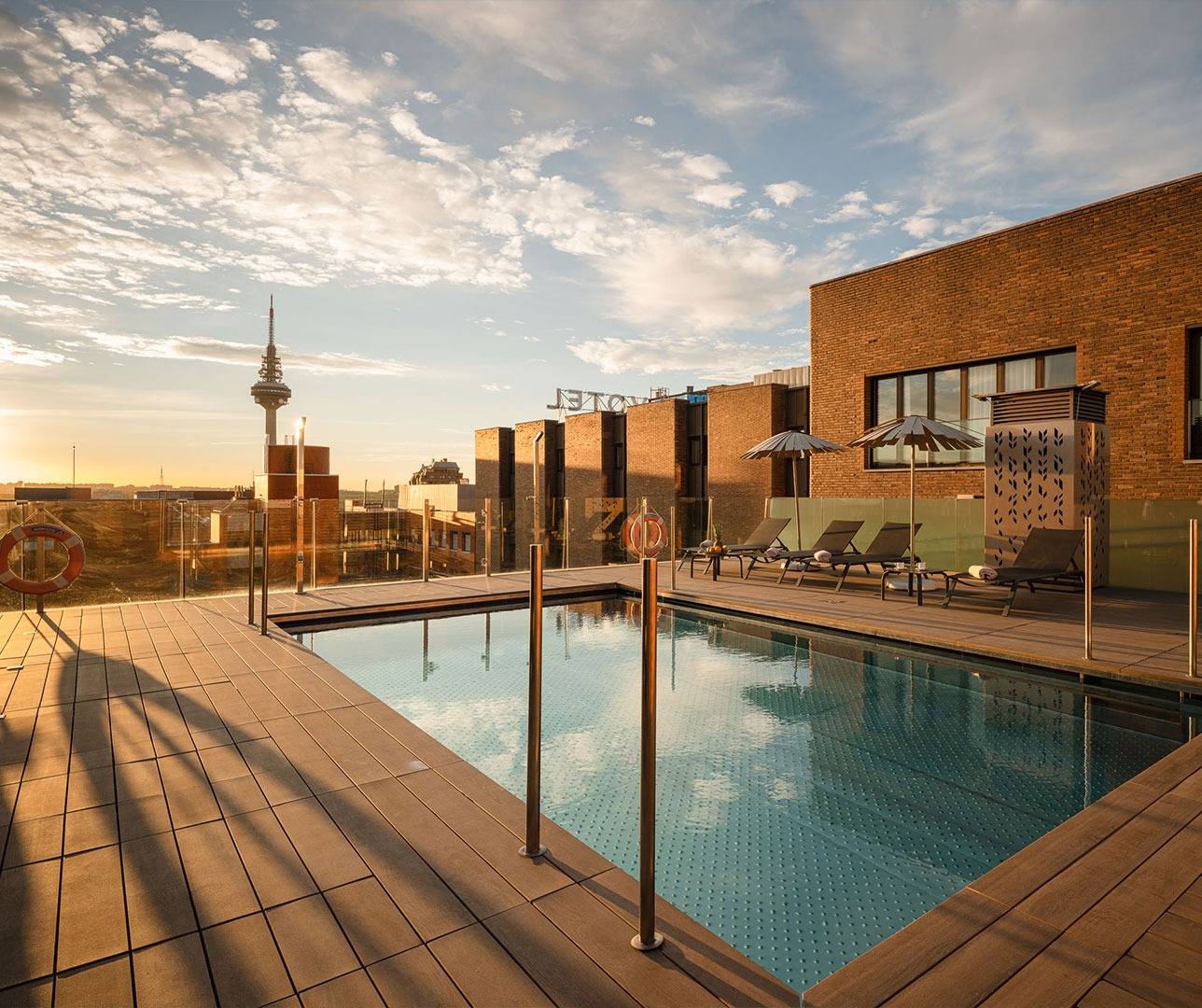 馬德里 Novotel Madrid Center 頂樓泳池與城市天際線