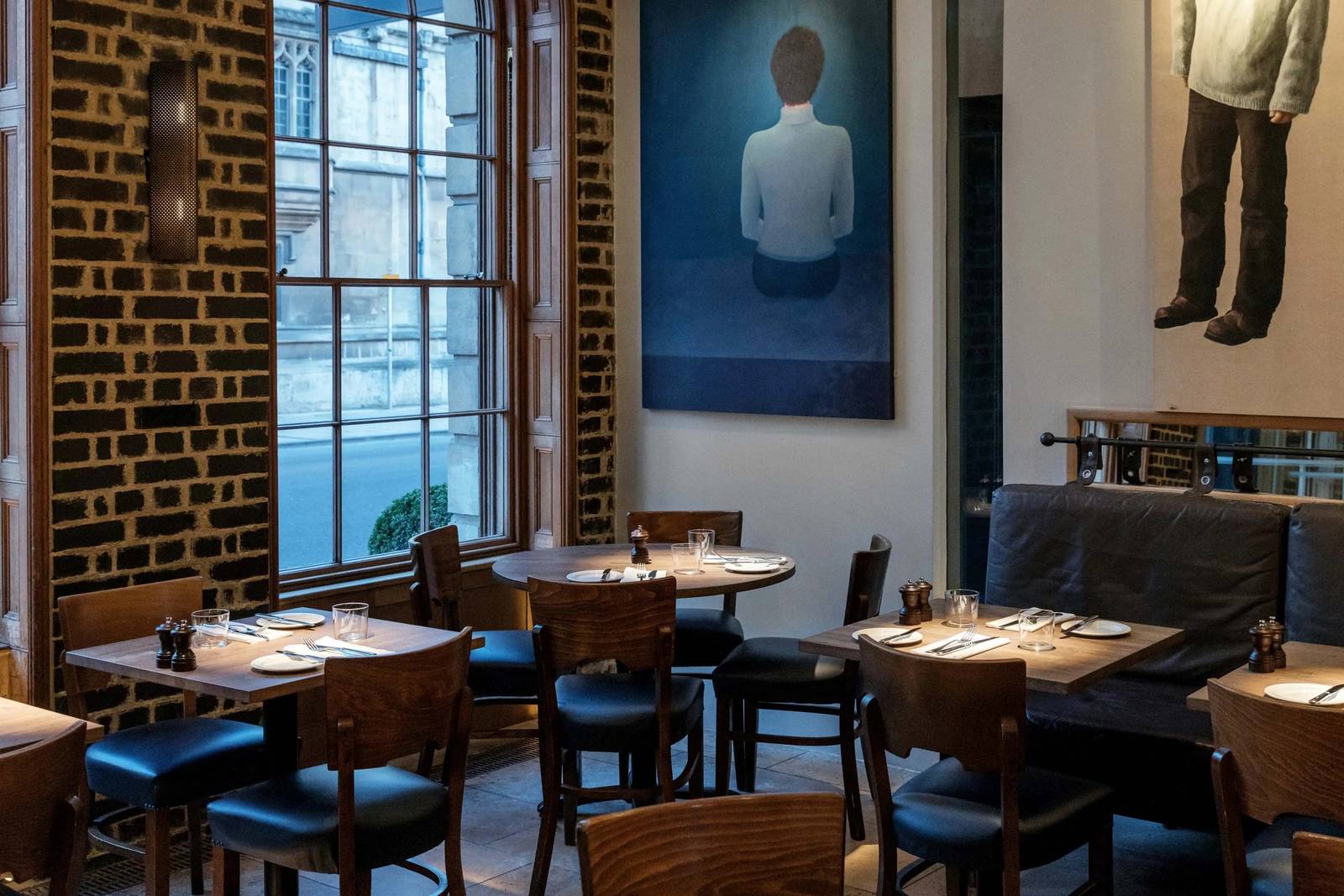 牛津 Old Bank Hotel Quod 餐廳的拱窗與掛畫用餐區