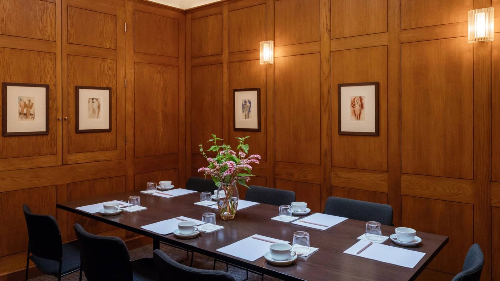 牛津 Old Bank Hotel 木牆板會議室的長桌