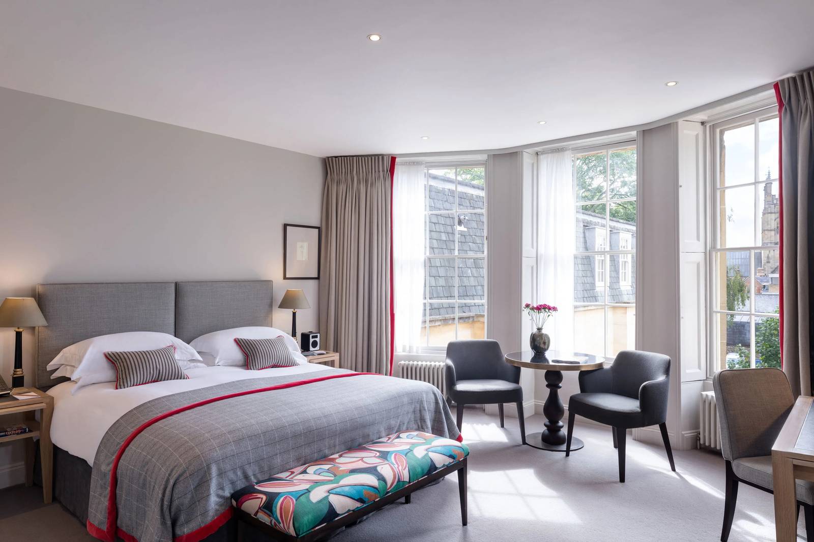 牛津 Old Bank Hotel Superior Deluxe 客房的大床與窗邊座位