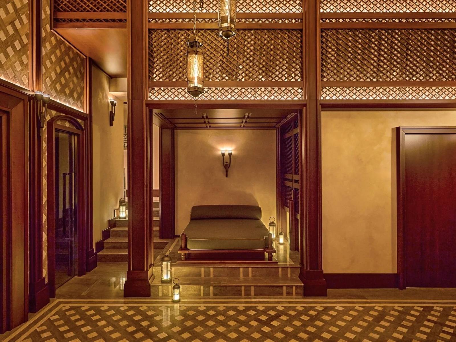 Spa 入口與木格柵廊道