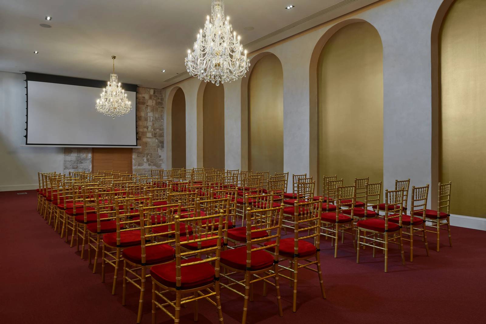 Palace Elisabeth 拱窗與水晶燈的會議廳