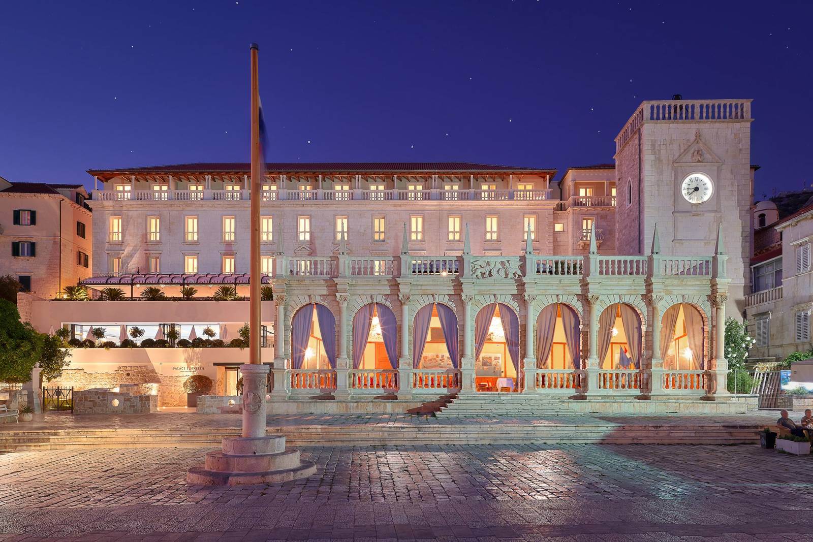 夜晚燈光下赫瓦爾主廣場上的 Palace Elisabeth 拱廊與鐘樓