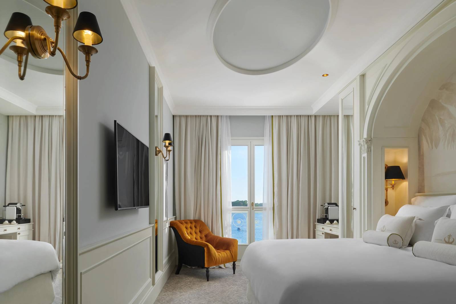 Palace Elisabeth 海景客房的大床、絨面單椅與窗外海景