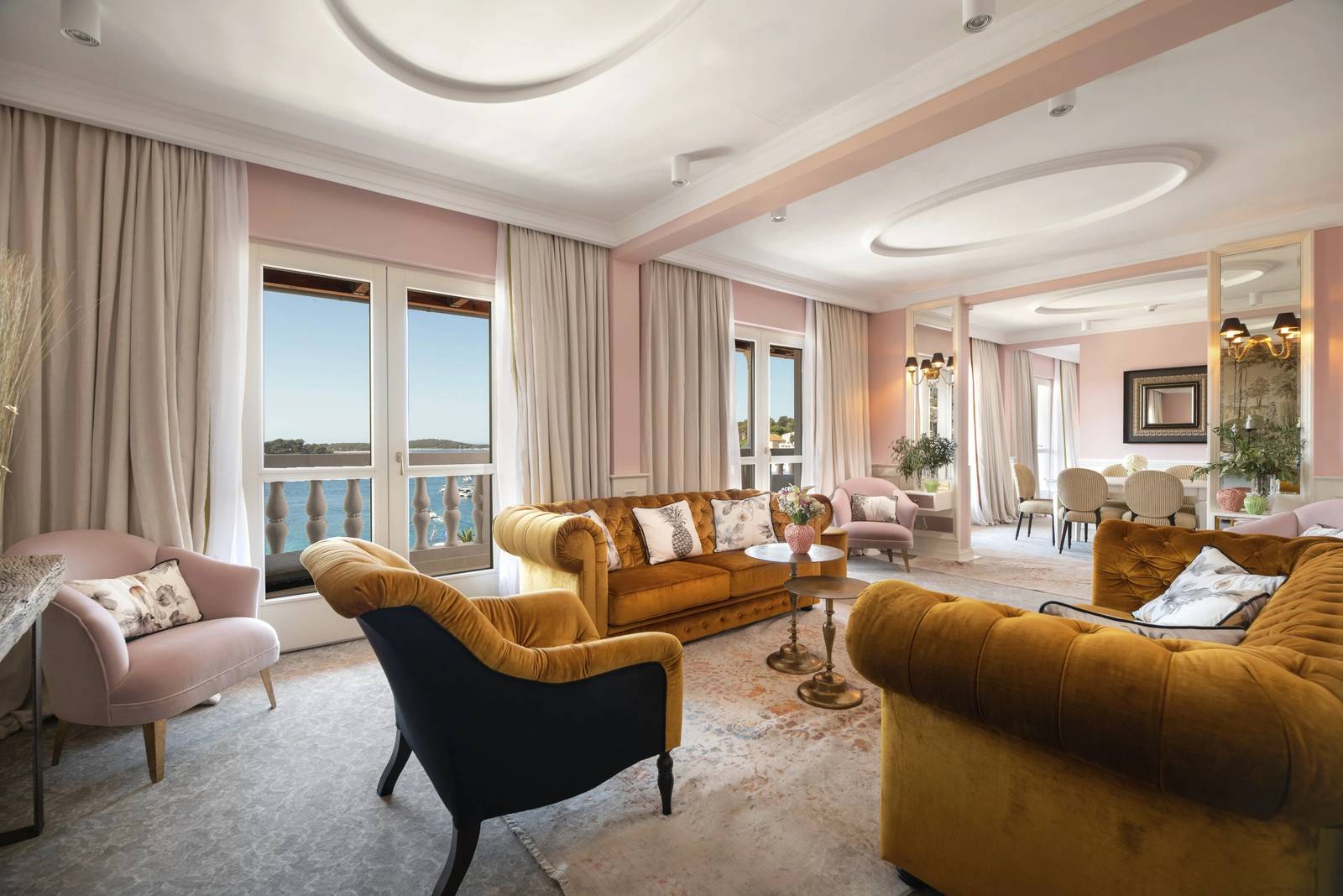 Palace Elisabeth Presidential Penthouse 套房的客廳與落地窗