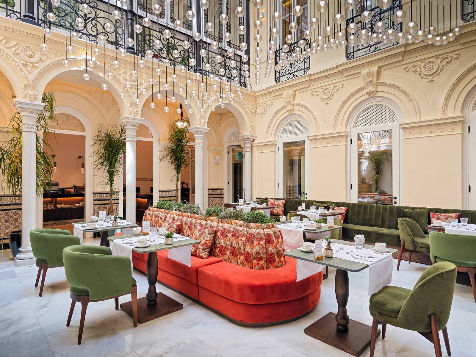 格拉納達 Palacio Gran Vía El Patio 餐廳的拱廊與用餐座位