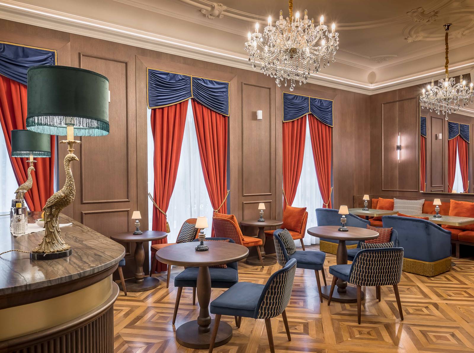 格拉納達 Palacio Gran Vía La Sucursal Grand Café 的吧台與水晶吊燈