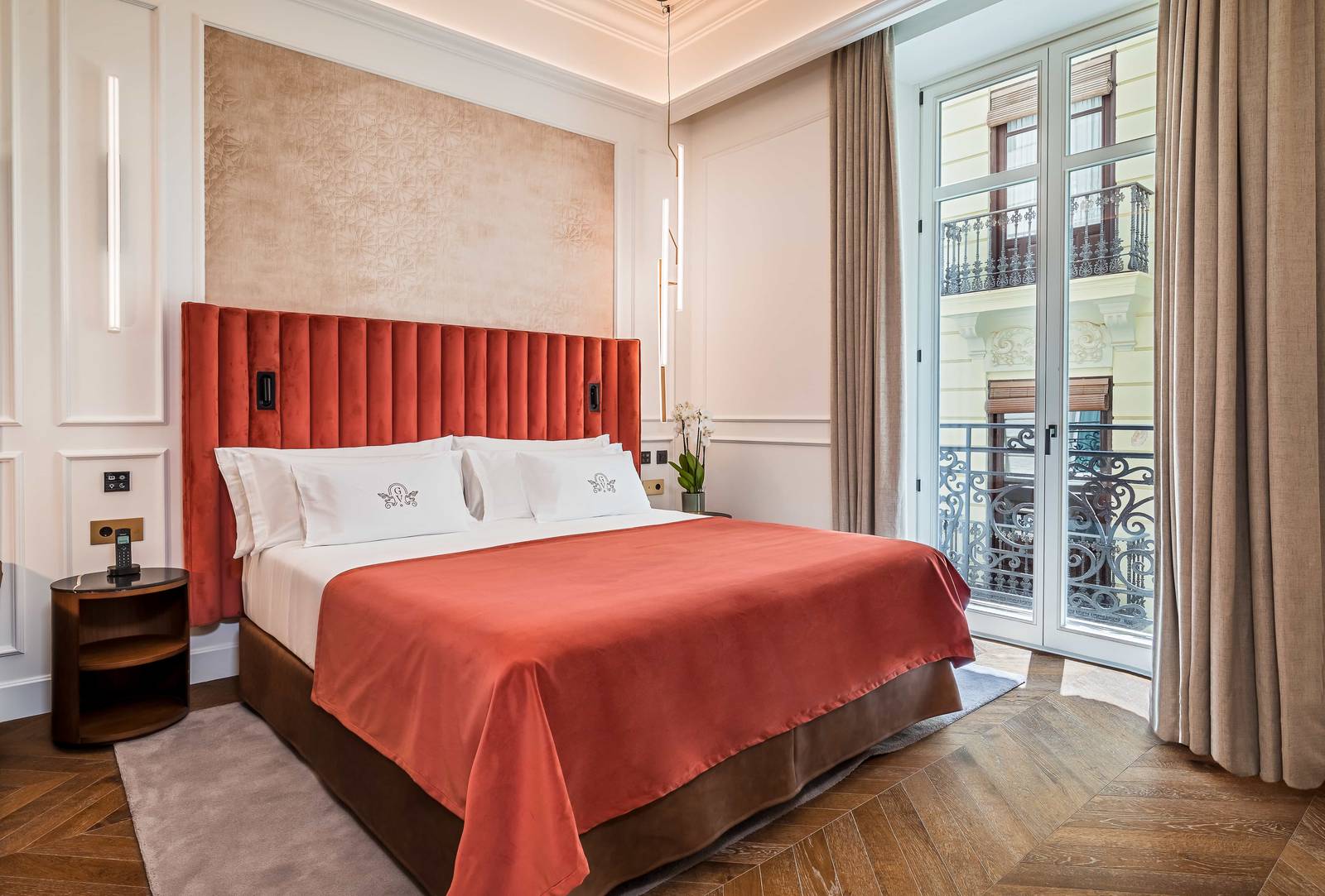 格拉納達 Palacio Gran Vía Deluxe 附陽台客房的紅色床頭