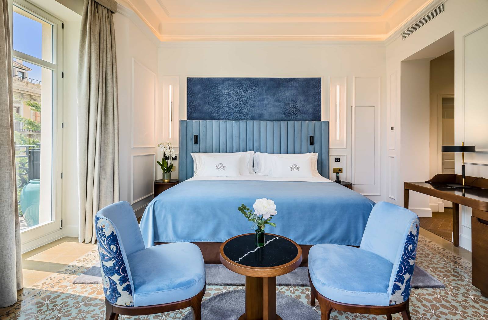 格拉納達 Palacio Gran Vía Deluxe Corner 客房的藍色床頭與扶手椅