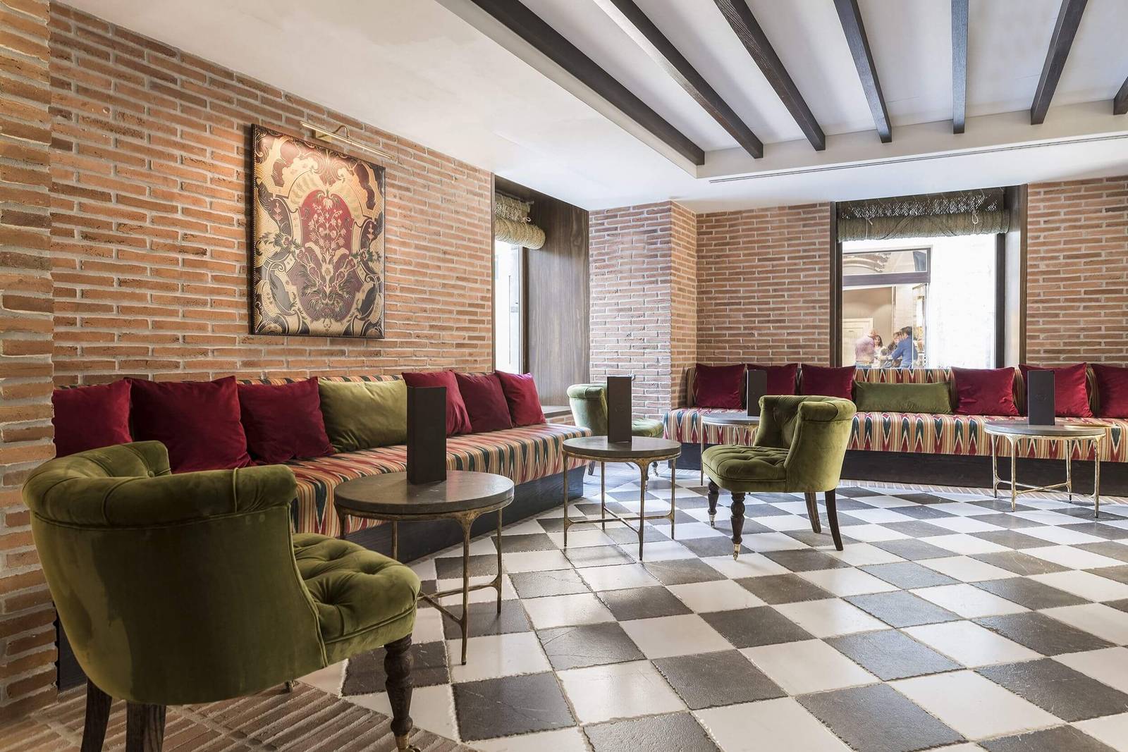 馬拉加 Palacio Solecio Cóctel Bar 的絲絨沙發與棋盤地磚