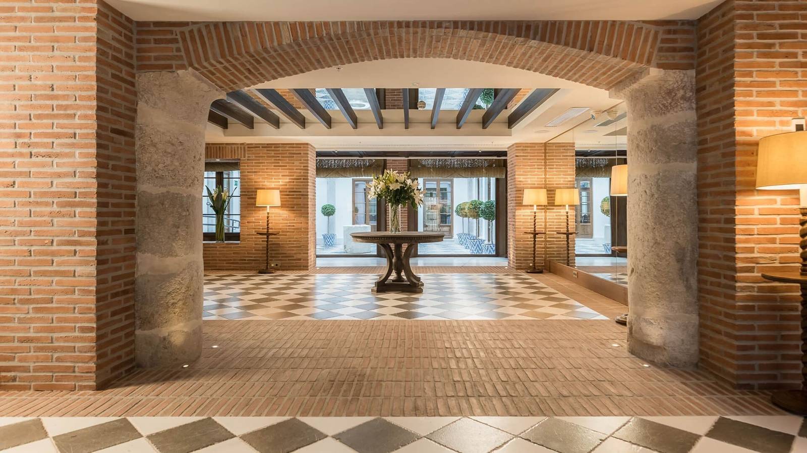 馬拉加 Palacio Solecio 磚砌拱門與棋盤地磚的大廳