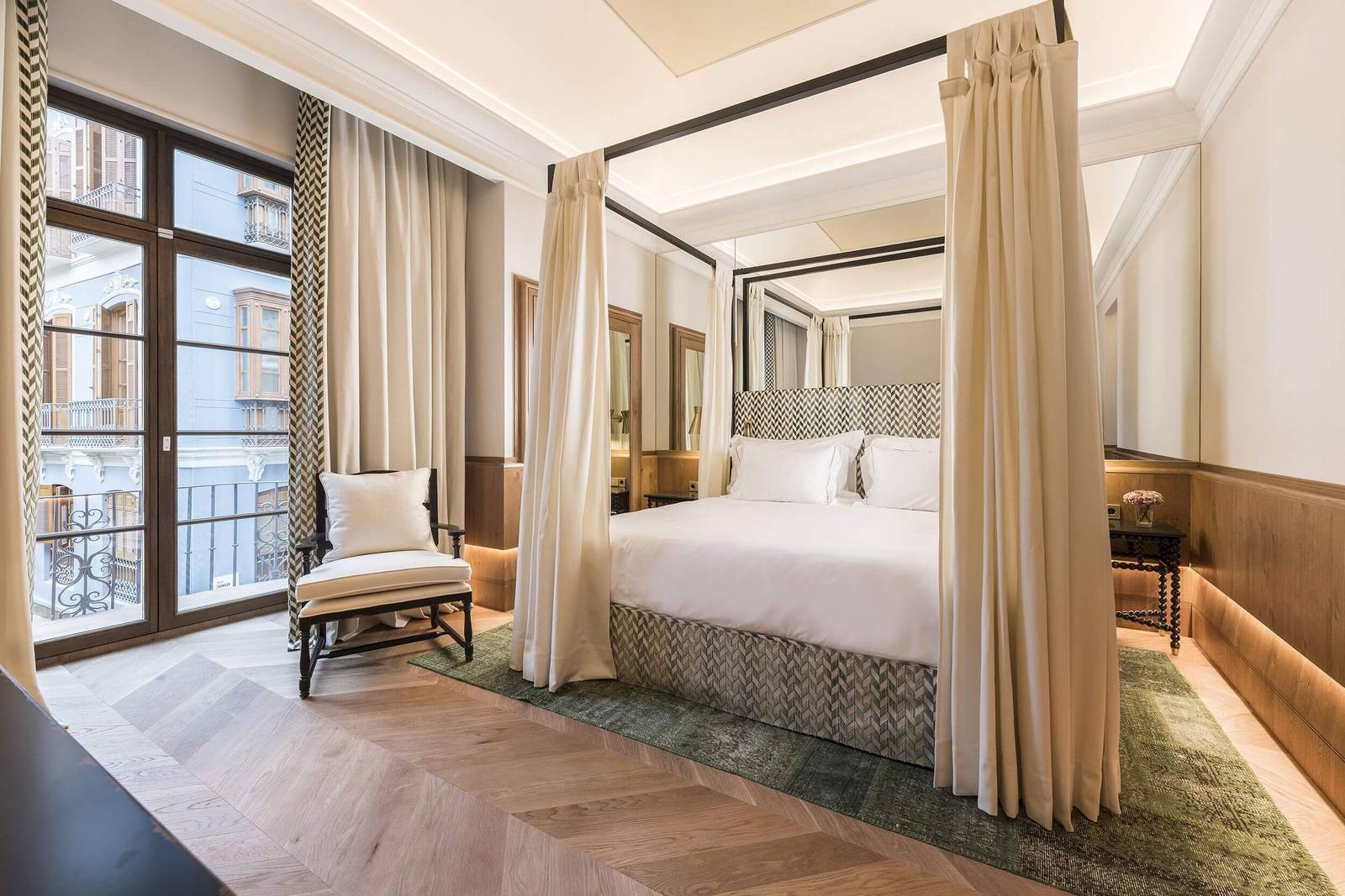 馬拉加 Palacio Solecio Junior Suite Palacio 四柱床與落地窗