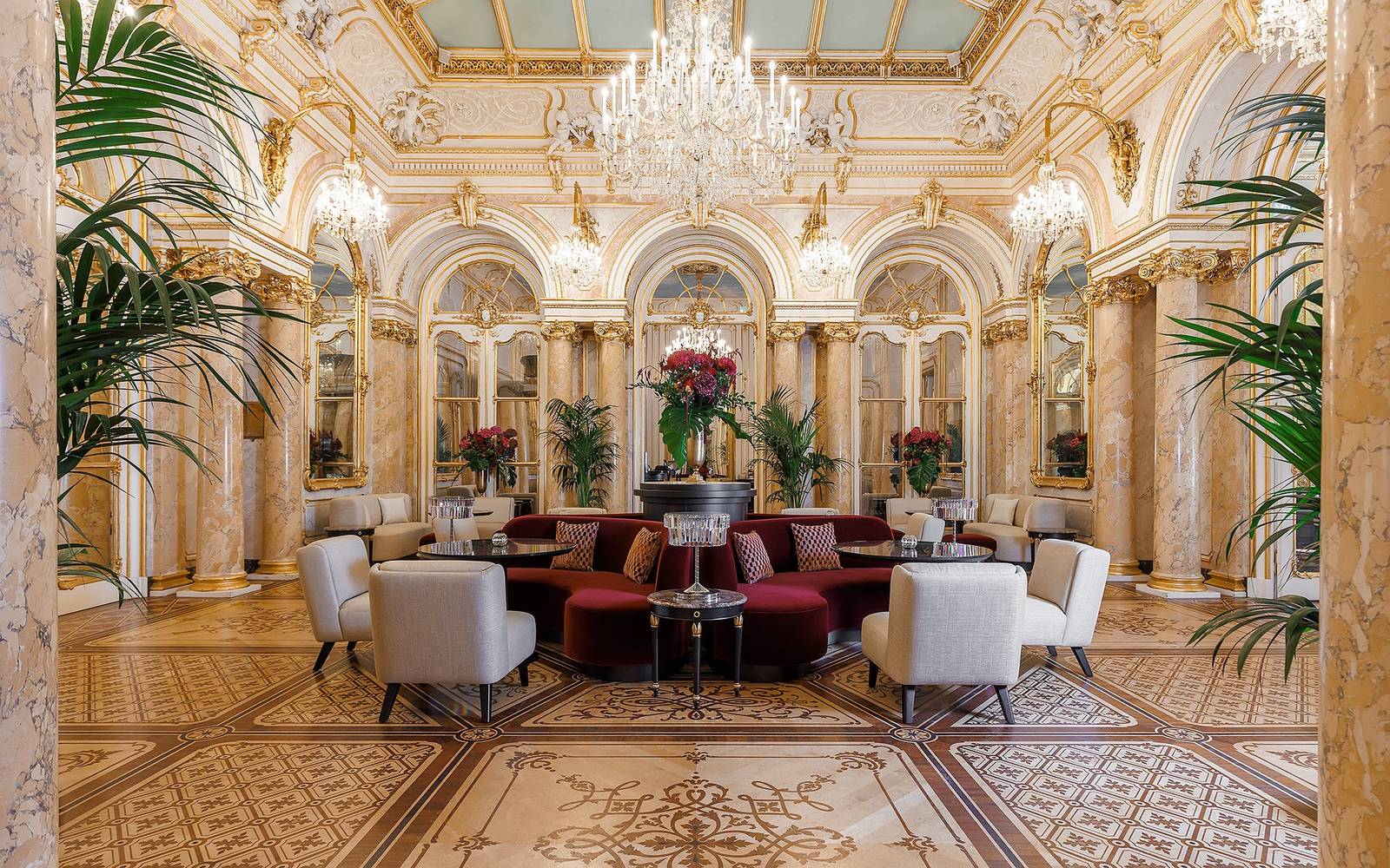 Palais Coburg 鏡廳水晶吊燈與沙發座