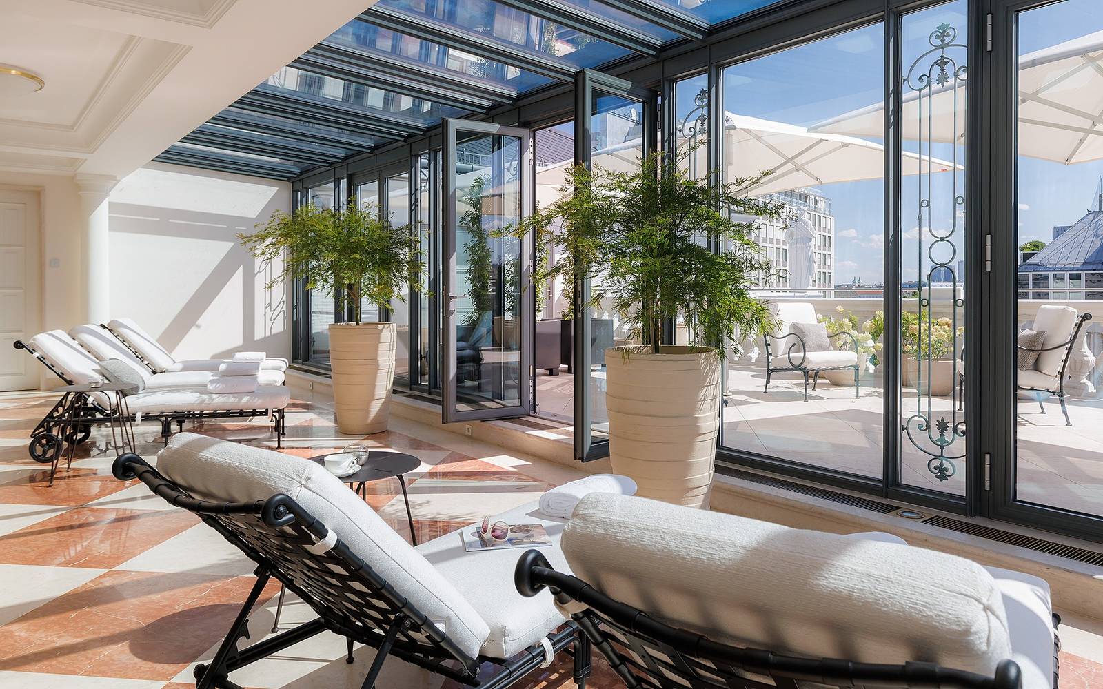 Palais Coburg Spa 玻璃溫室與陽光露台躺椅