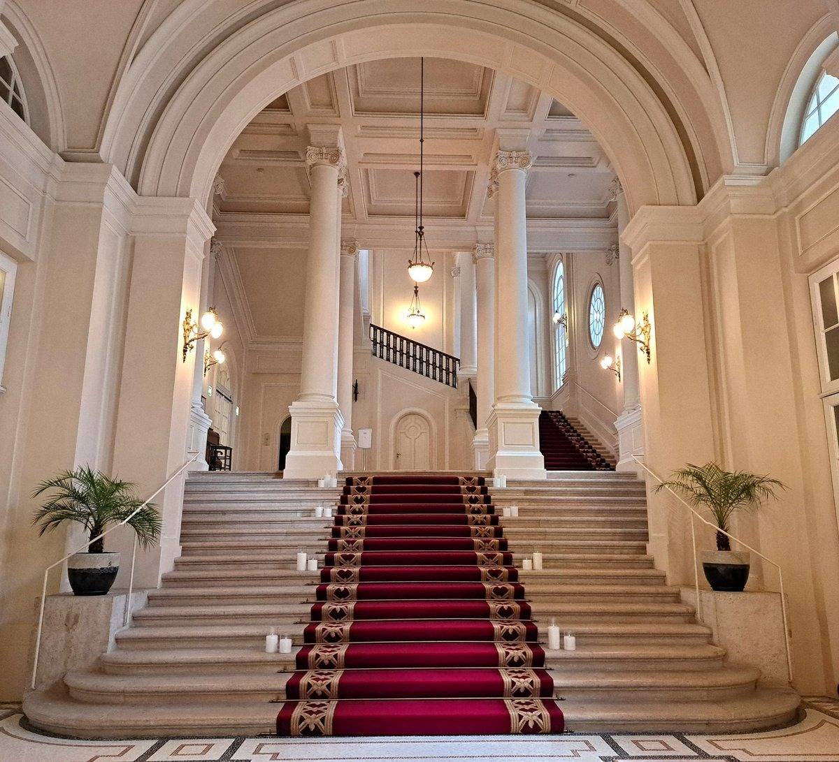 Palais Coburg 紅毯大理石主樓梯