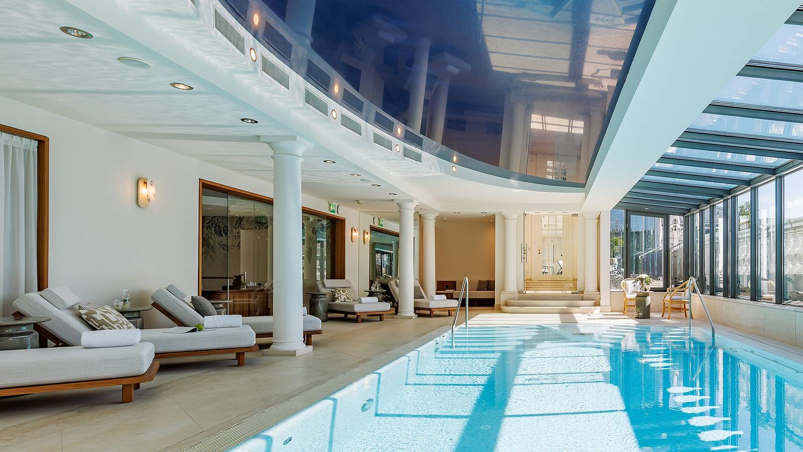 Palais Coburg 玻璃屋頂下的室內泳池