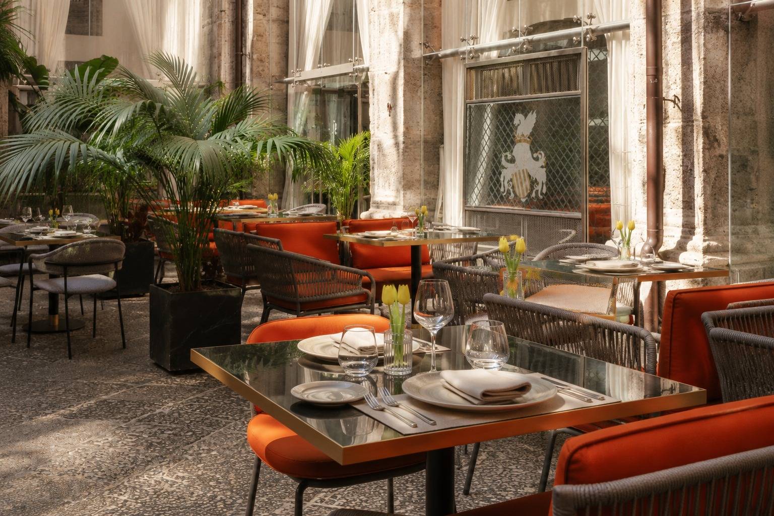 拿坡里 Palazzo Caracciolo 迴廊中庭的午餐座位