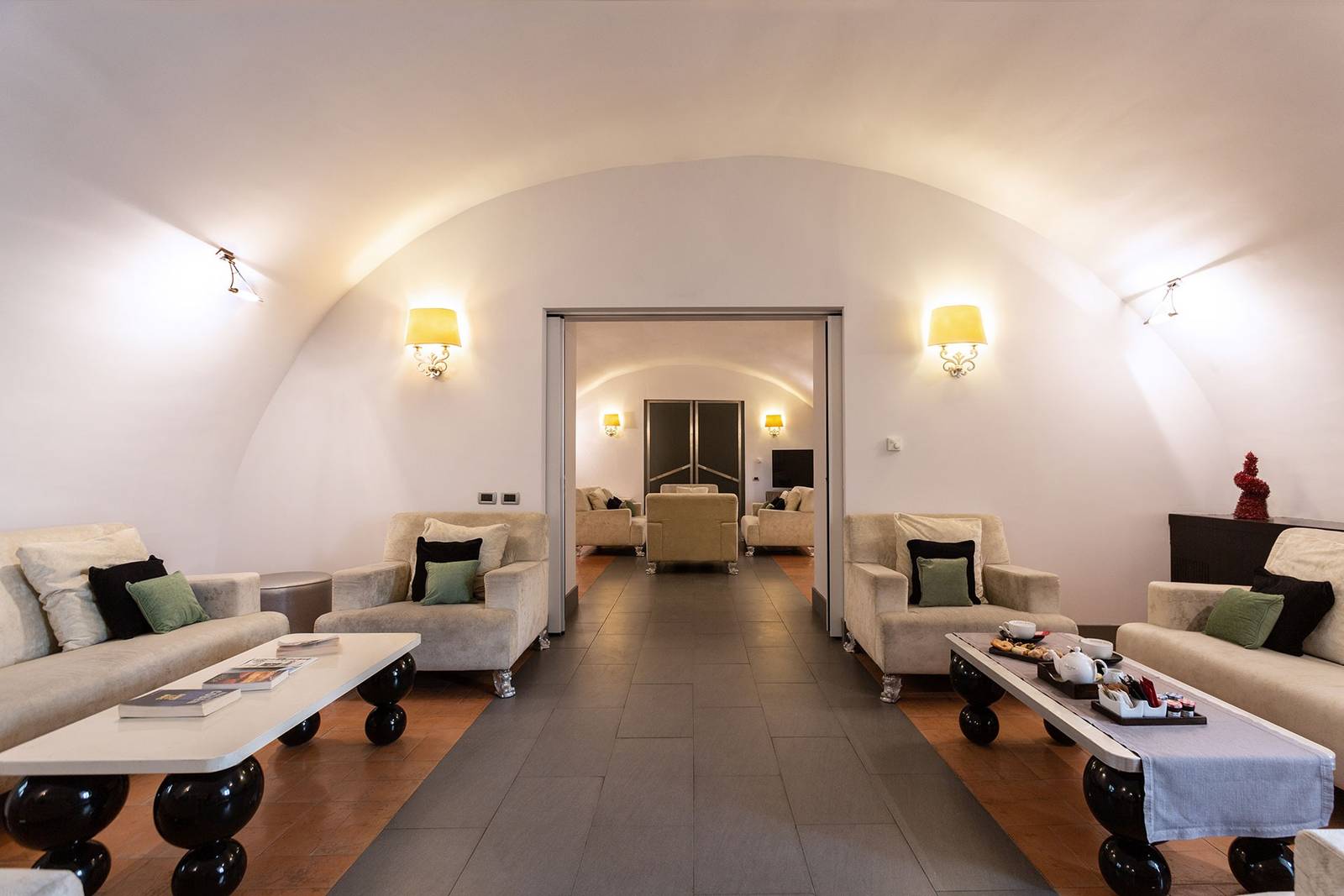 拿坡里 Palazzo Caracciolo Tea Room 的沙發與茶點