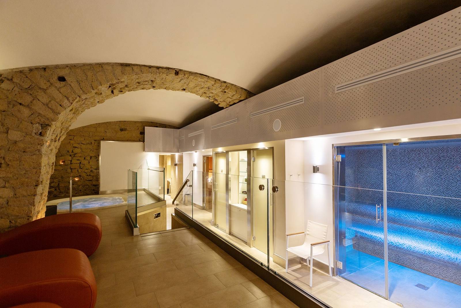 拿坡里 Palazzo Caracciolo 石拱下的 Wellness 放鬆區