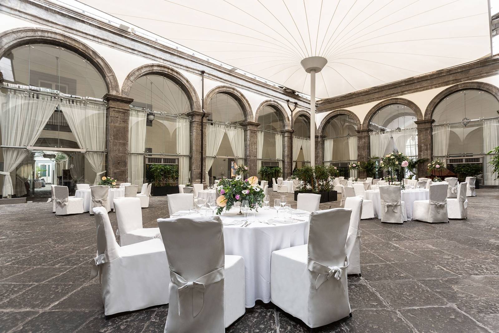 拿坡里 Palazzo Caracciolo 迴廊中庭的圓桌宴會佈置