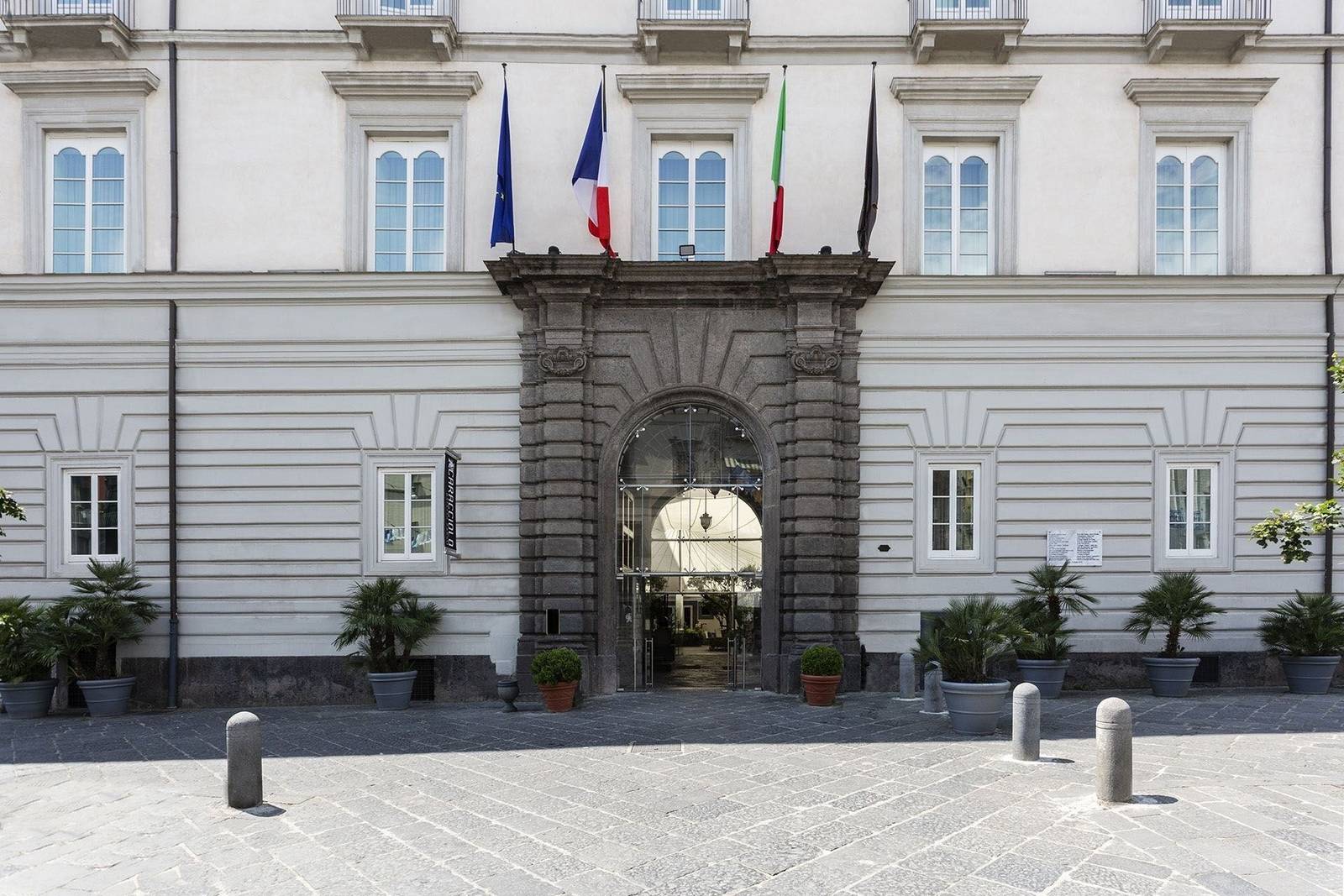拿坡里 Palazzo Caracciolo Via Carbonara 上的宮殿正立面與石砌大門