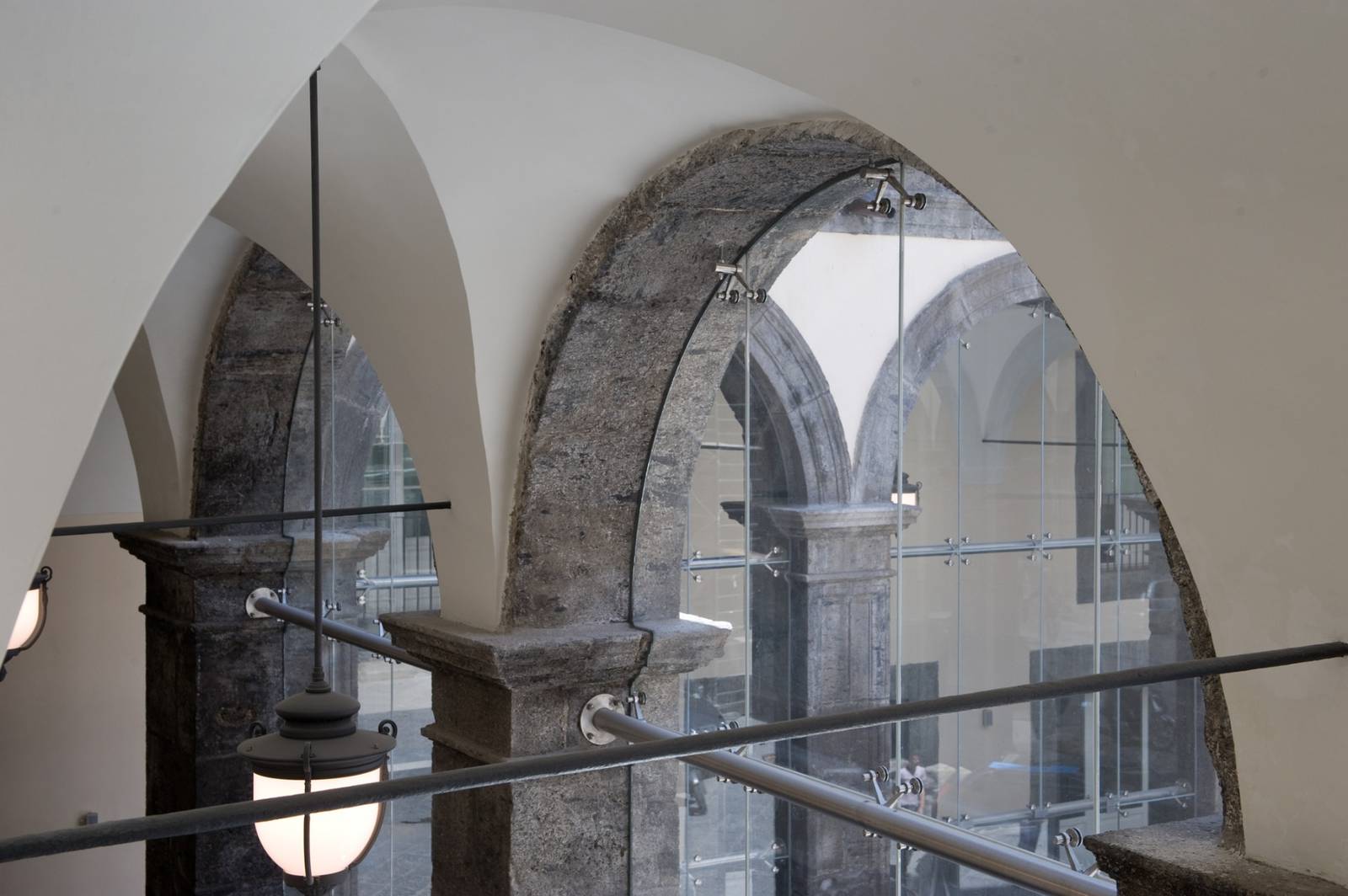 拿坡里 Palazzo Caracciolo 灰色石砌拱廊與玻璃窗