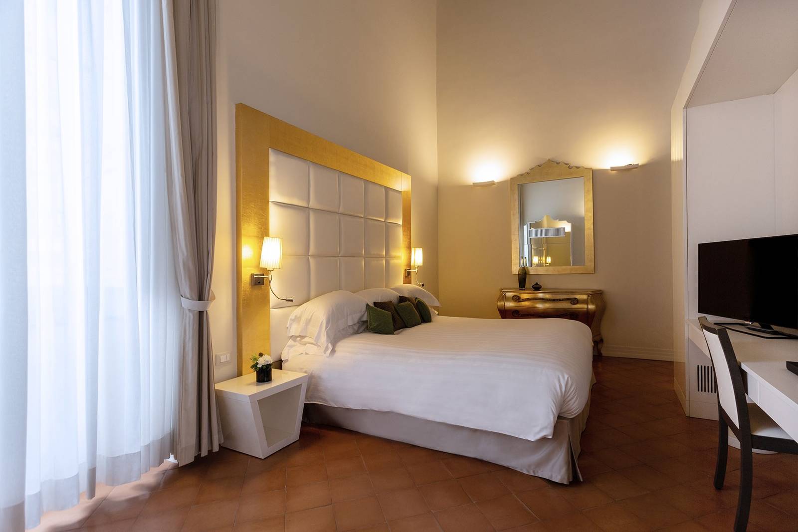 拿坡里 Palazzo Caracciolo Superior 客房的大床與高窗