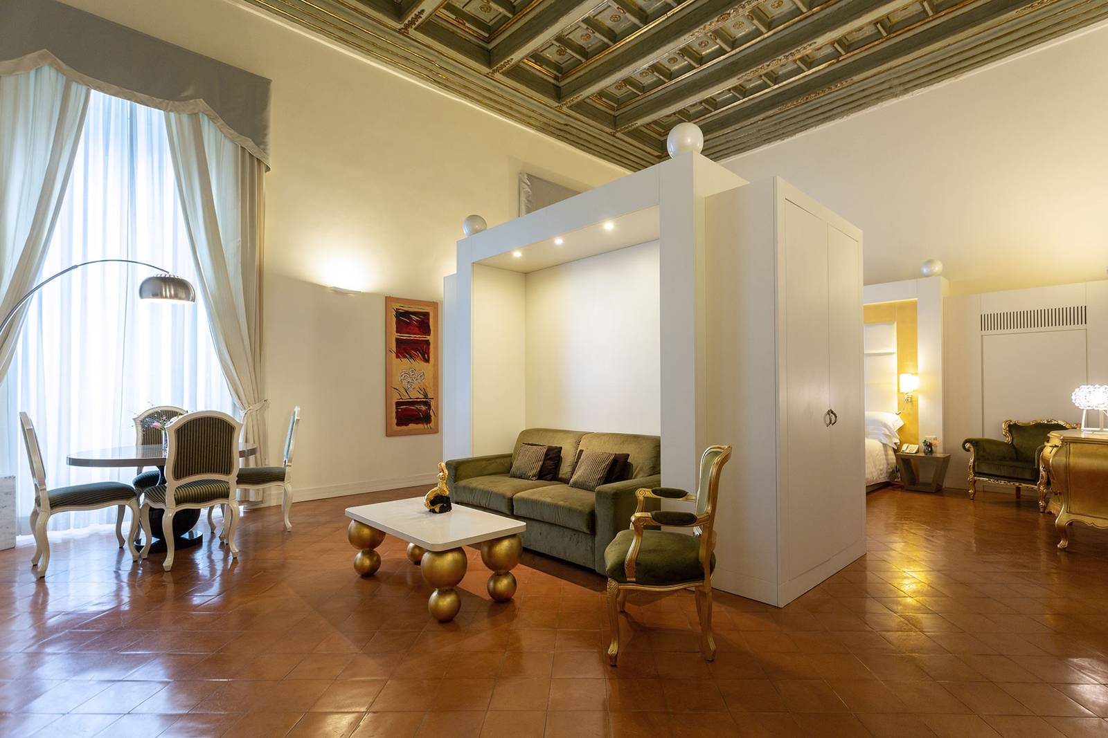 拿坡里 Palazzo Caracciolo Suite Partenope 的格狀天花板與起居區