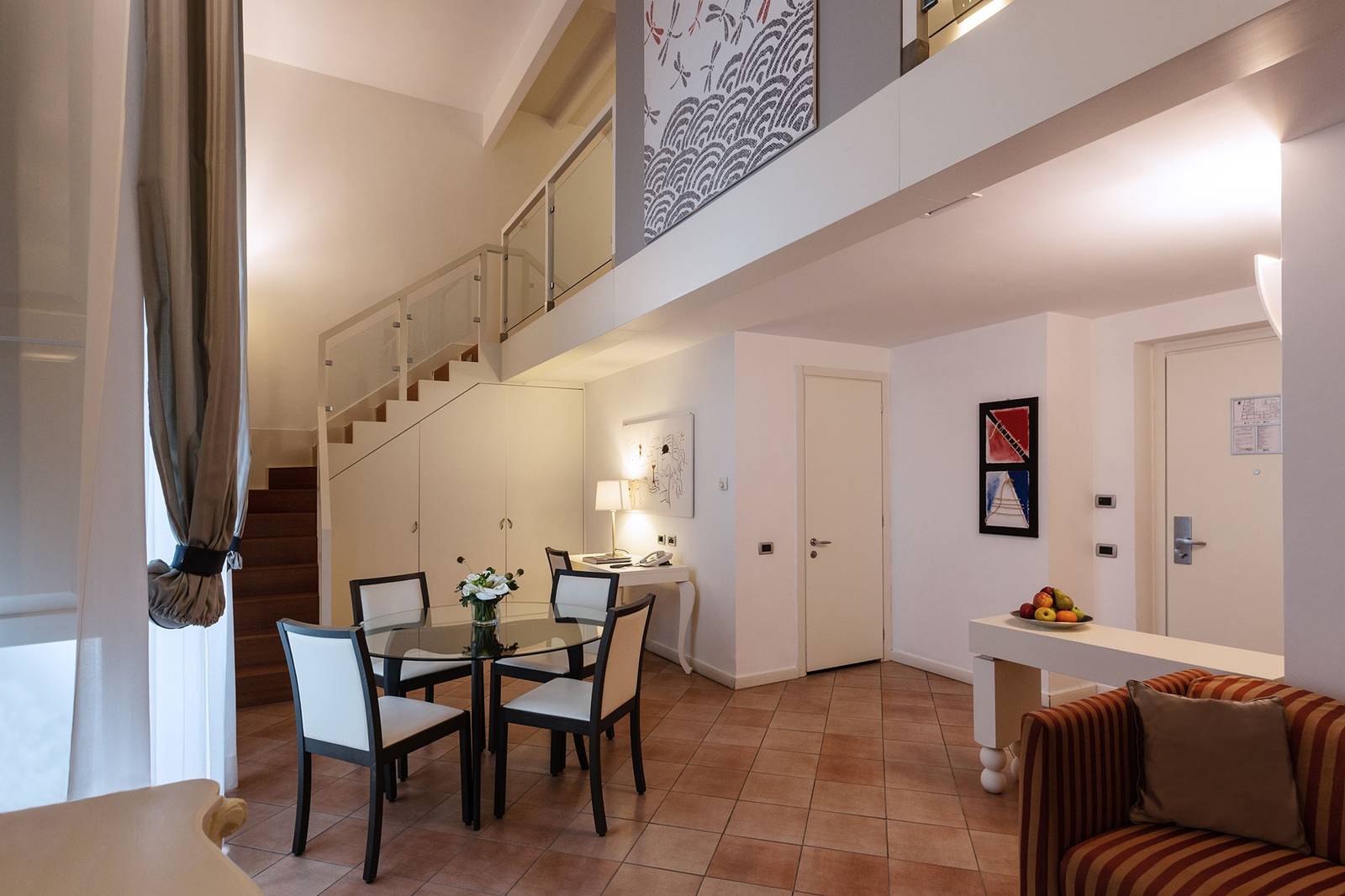 拿坡里 Palazzo Caracciolo JSuite 樓中樓起居與餐桌