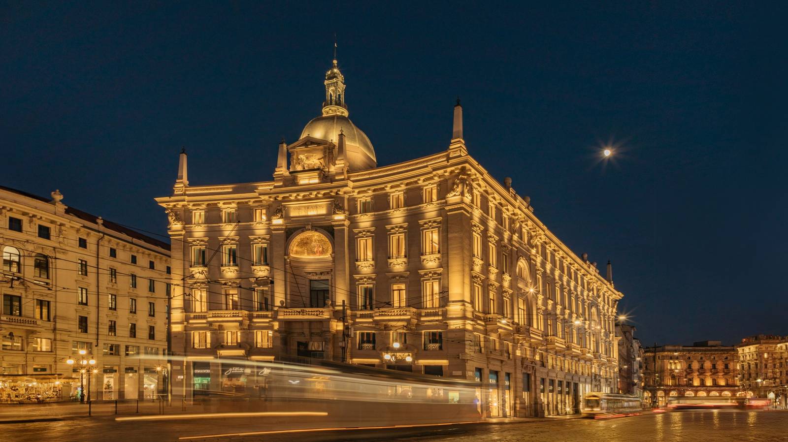 米蘭 Palazzo Cordusio Gran Meliá 夜間點燈的建築立面與科爾杜西奧廣場