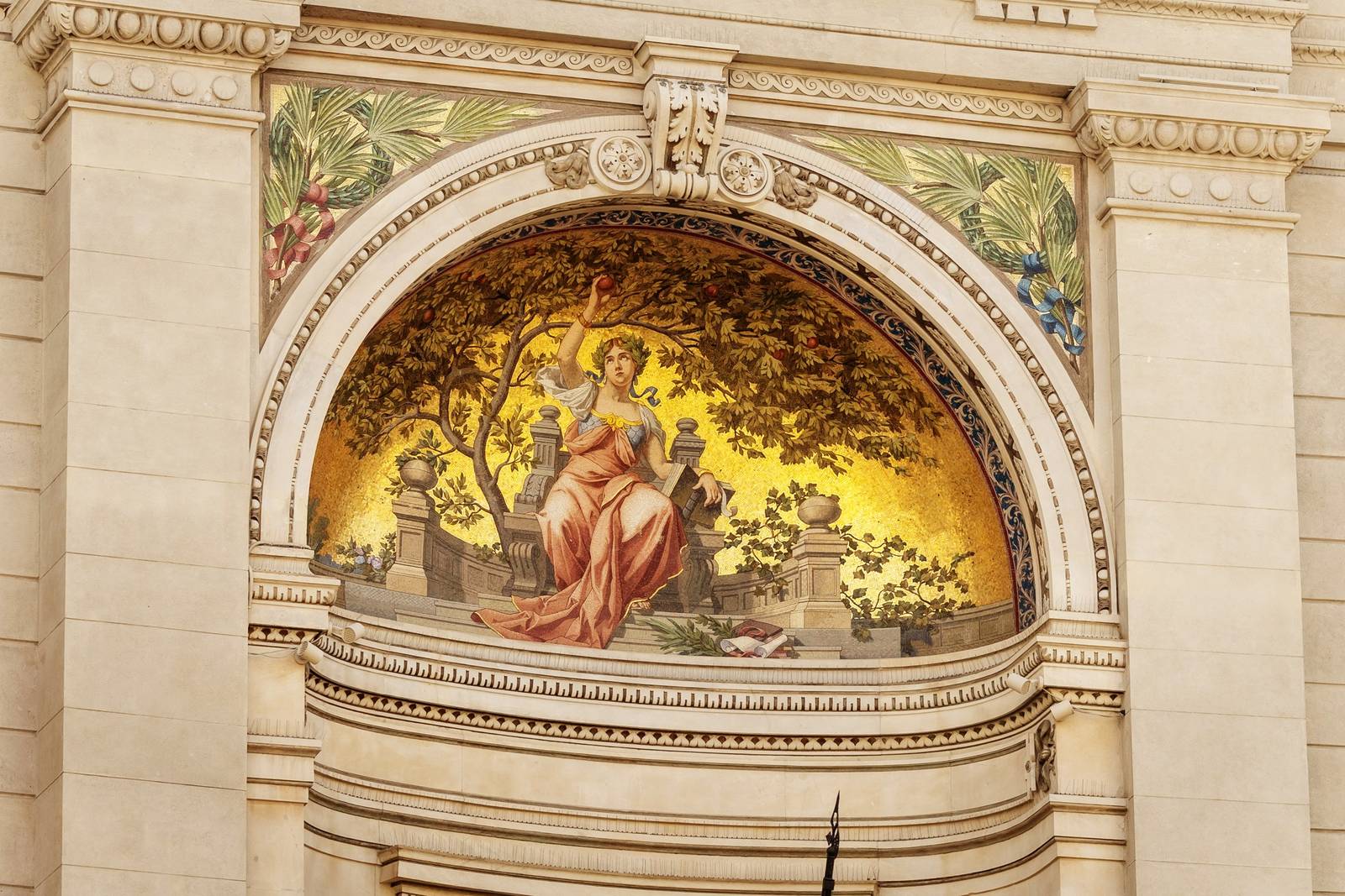 米蘭 Palazzo Cordusio Gran Meliá 立面上的馬賽克拱形壁畫