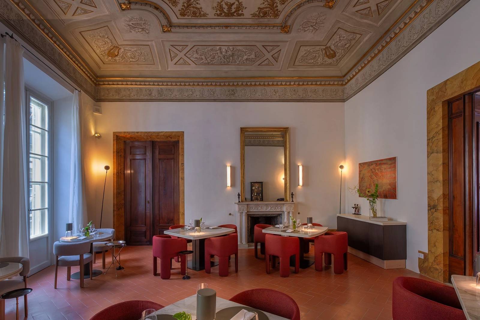 Palazzo Firenze Guelfi e Ghibellini 餐廳的彩繪天花板與壁爐