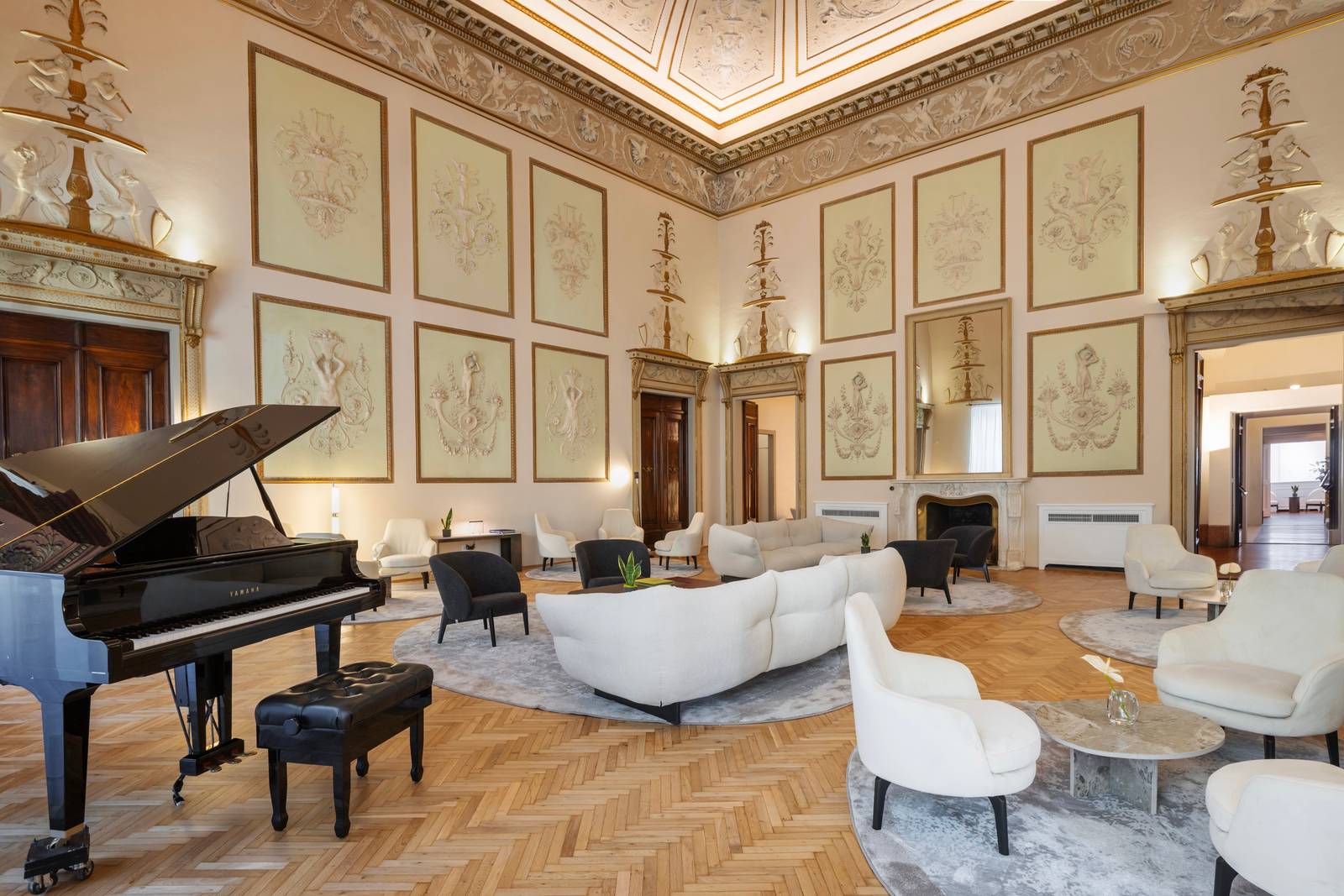 Palazzo Firenze 音樂廳的灰泥浮雕牆面與平台鋼琴