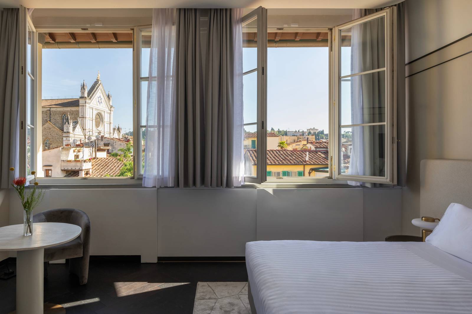Palazzo Firenze 客房窗外的聖十字聖殿與紅瓦屋頂