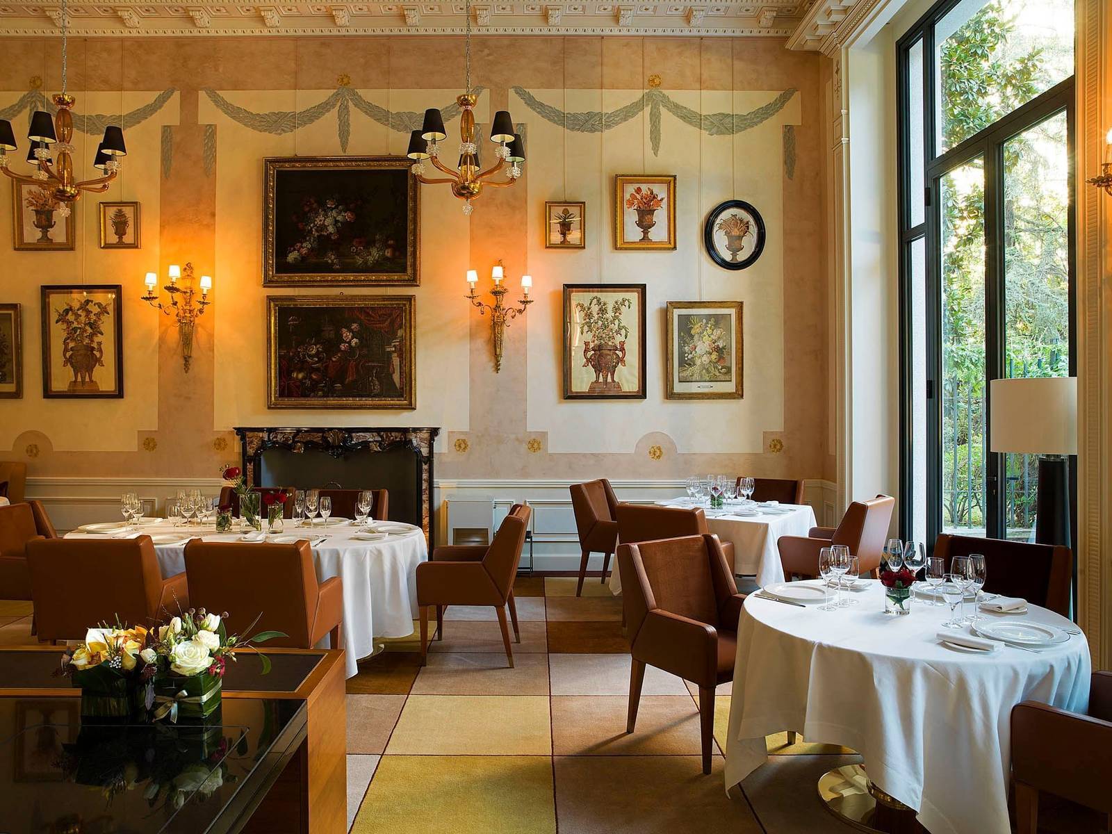 Palazzo Parigi Gastronomic Restaurant 掛滿畫作的用餐室