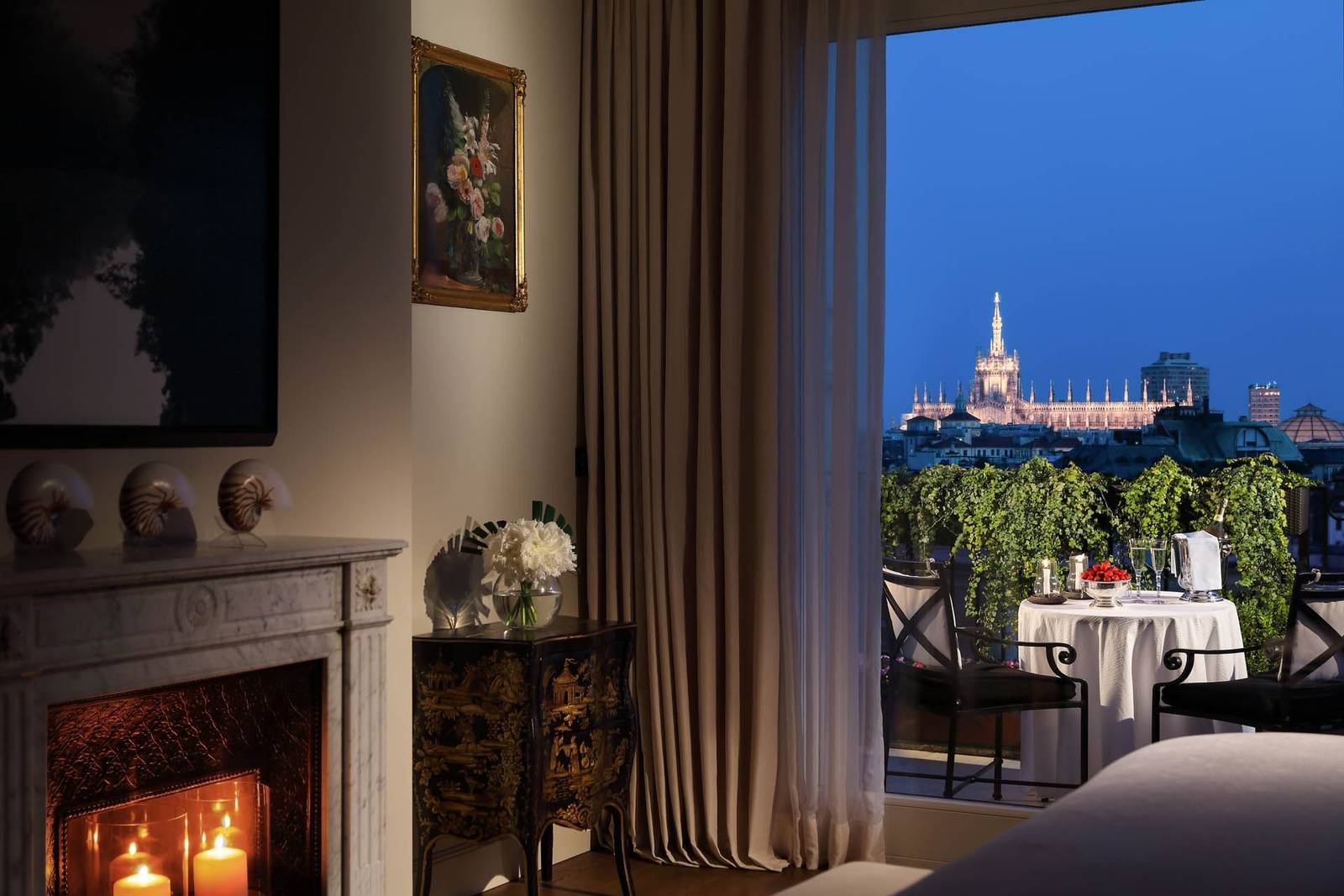 Palazzo Parigi Imperial Suite 壁爐與露台外的米蘭大教堂夜景