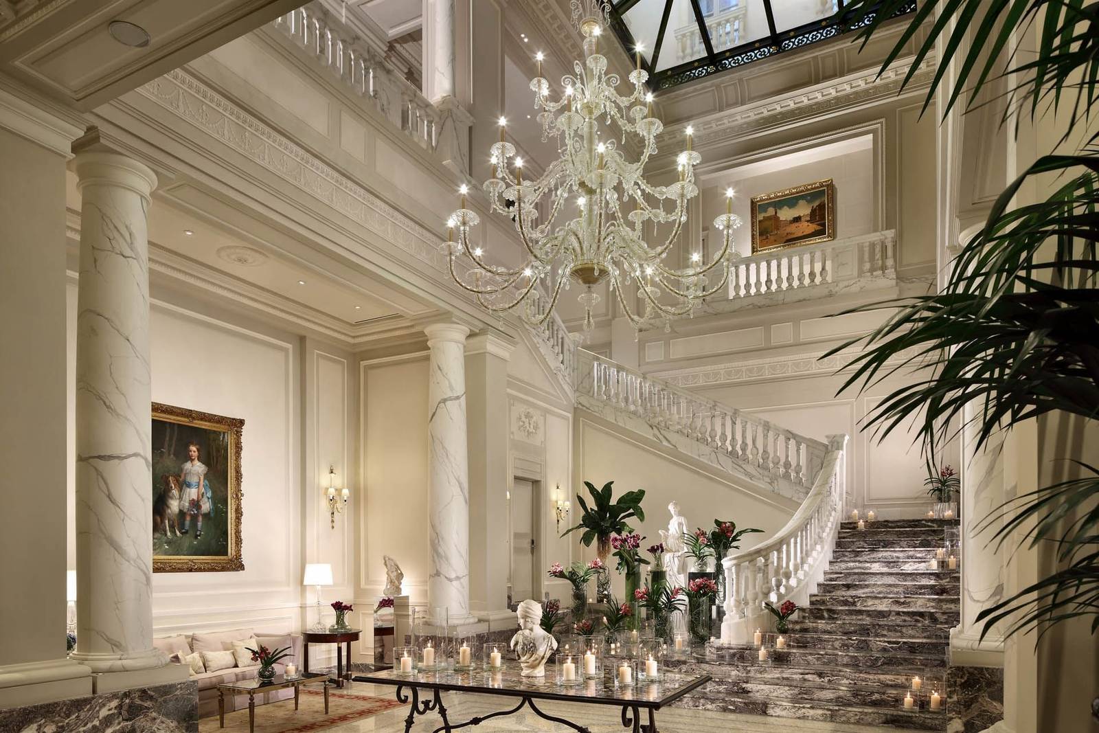 Palazzo Parigi 大理石樓梯與水晶吊燈大廳