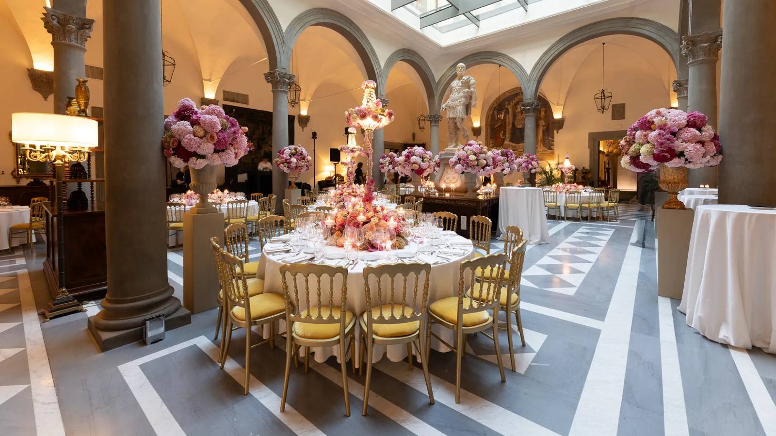 Palazzo Portinari Salviati Salotto Portinari 中庭餐桌