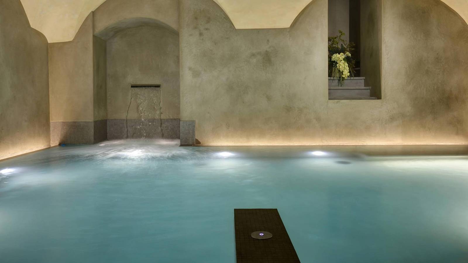 Palazzo Portinari Salviati Vita Nova SPA 拱頂下的室內泳池