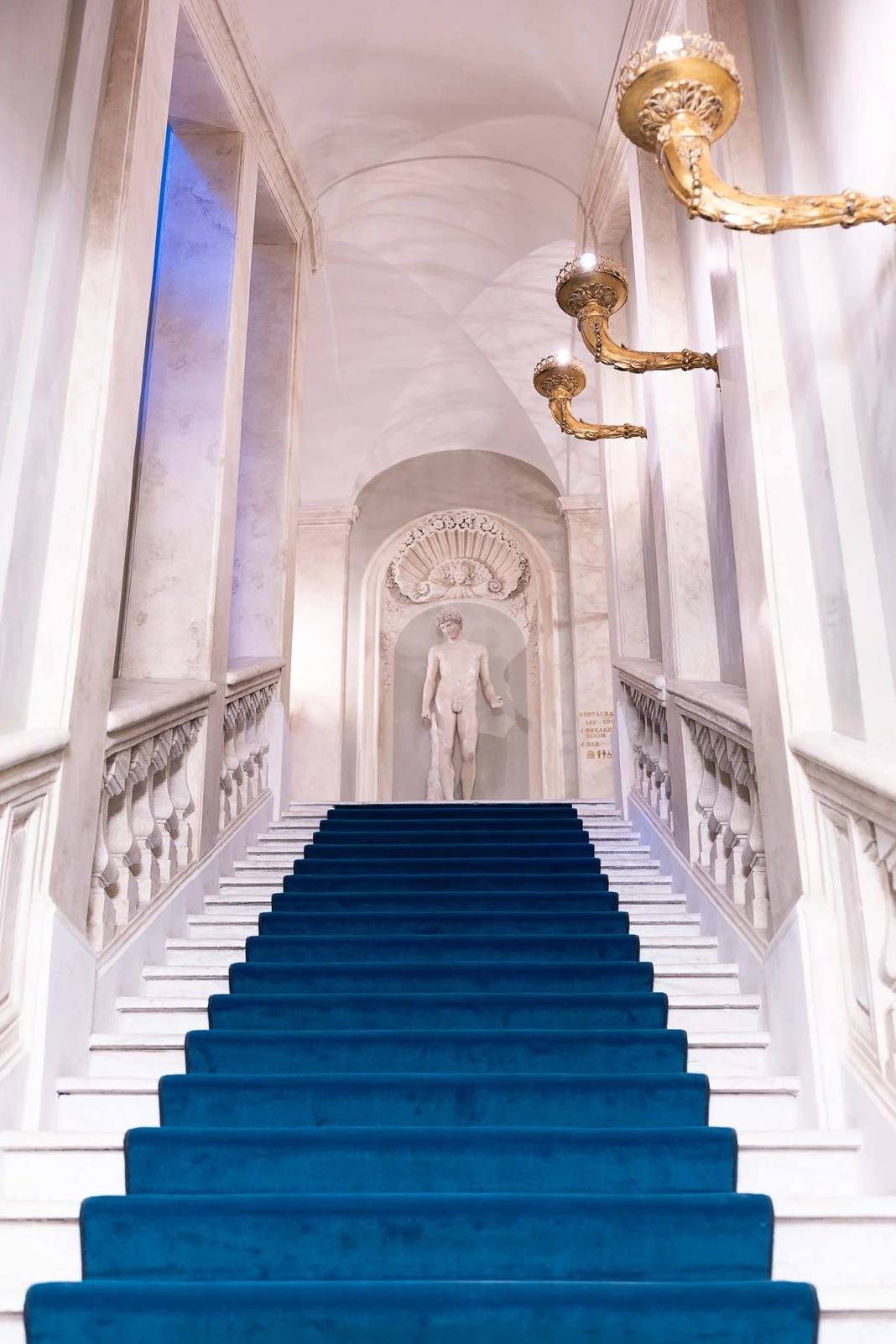 羅馬 Palazzo Roma 藍色地毯大階梯