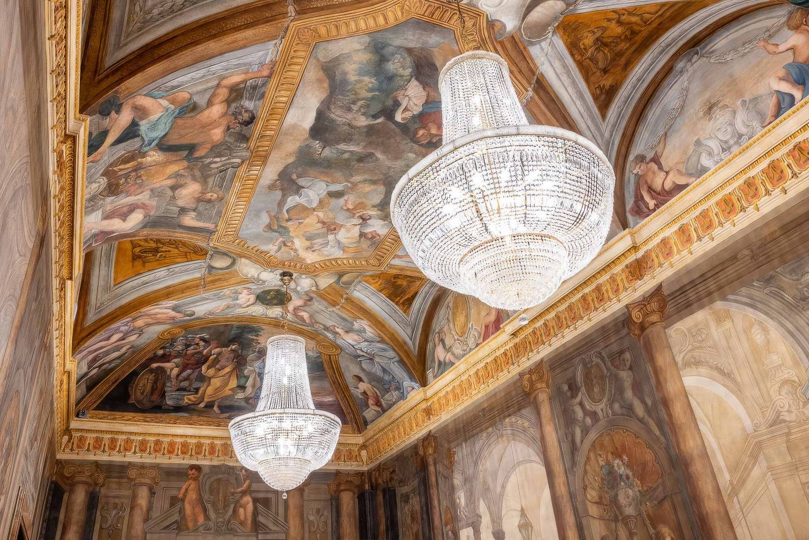 羅馬 Palazzo Roma 濕壁畫天花板與水晶吊燈
