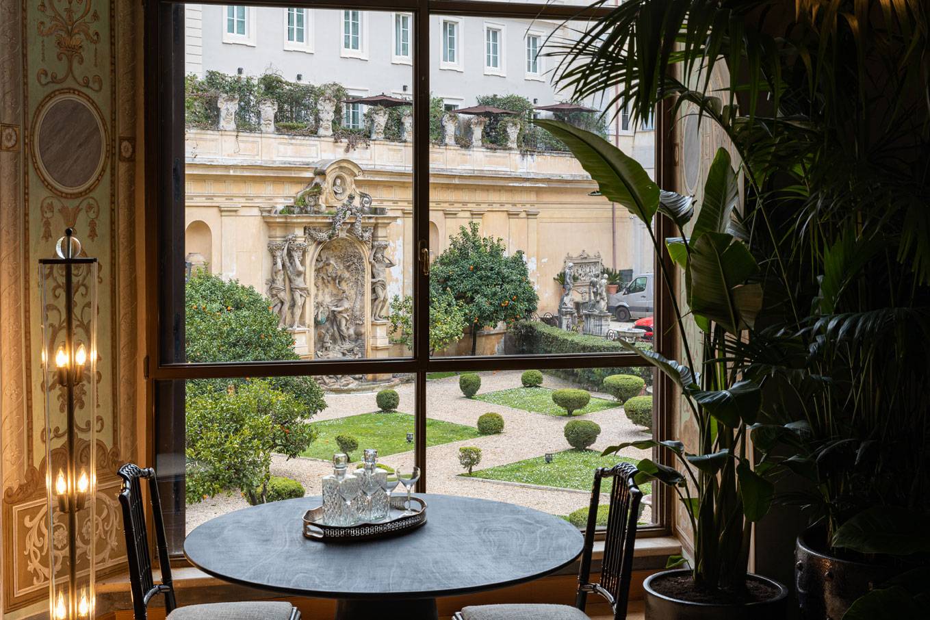 從 Palazzo Shedir 窗邊望向博蓋塞宮庭園