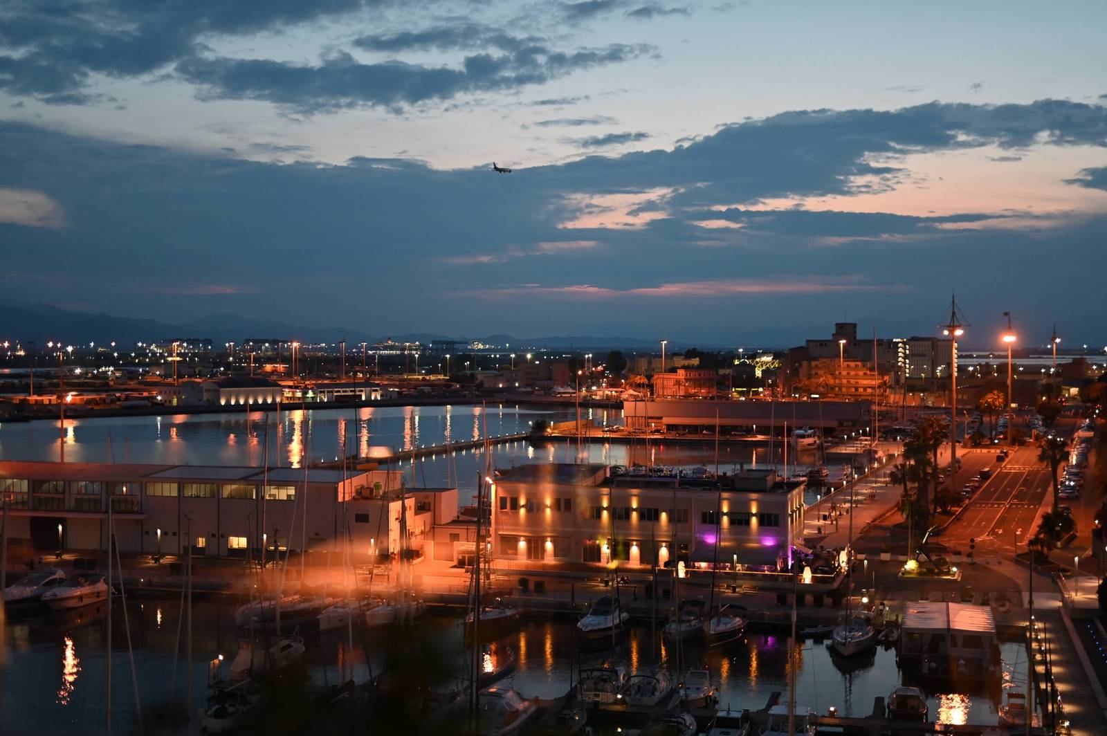 從 Palazzo Tirso 屋頂看卡利亞里港夜景
