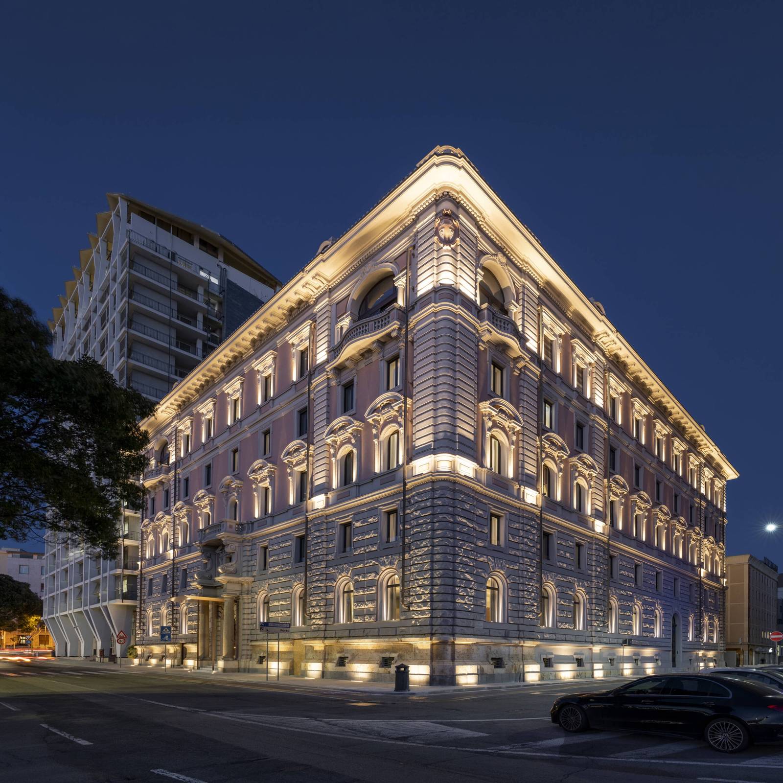 卡利亞里 Palazzo Tirso 夜間建築外觀