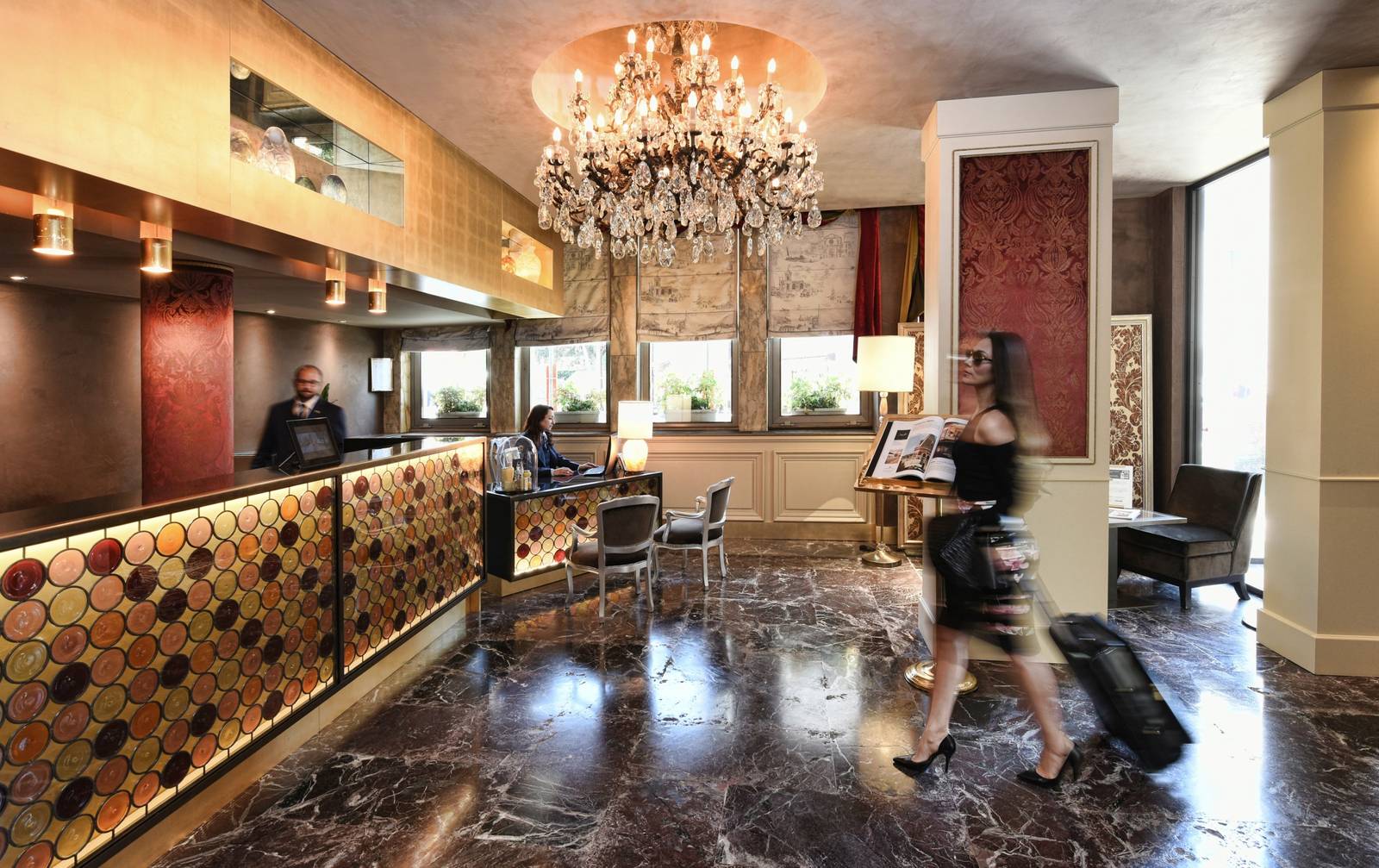 Papadopoli Hotel Venezia 水晶吊燈下的大廳櫃台