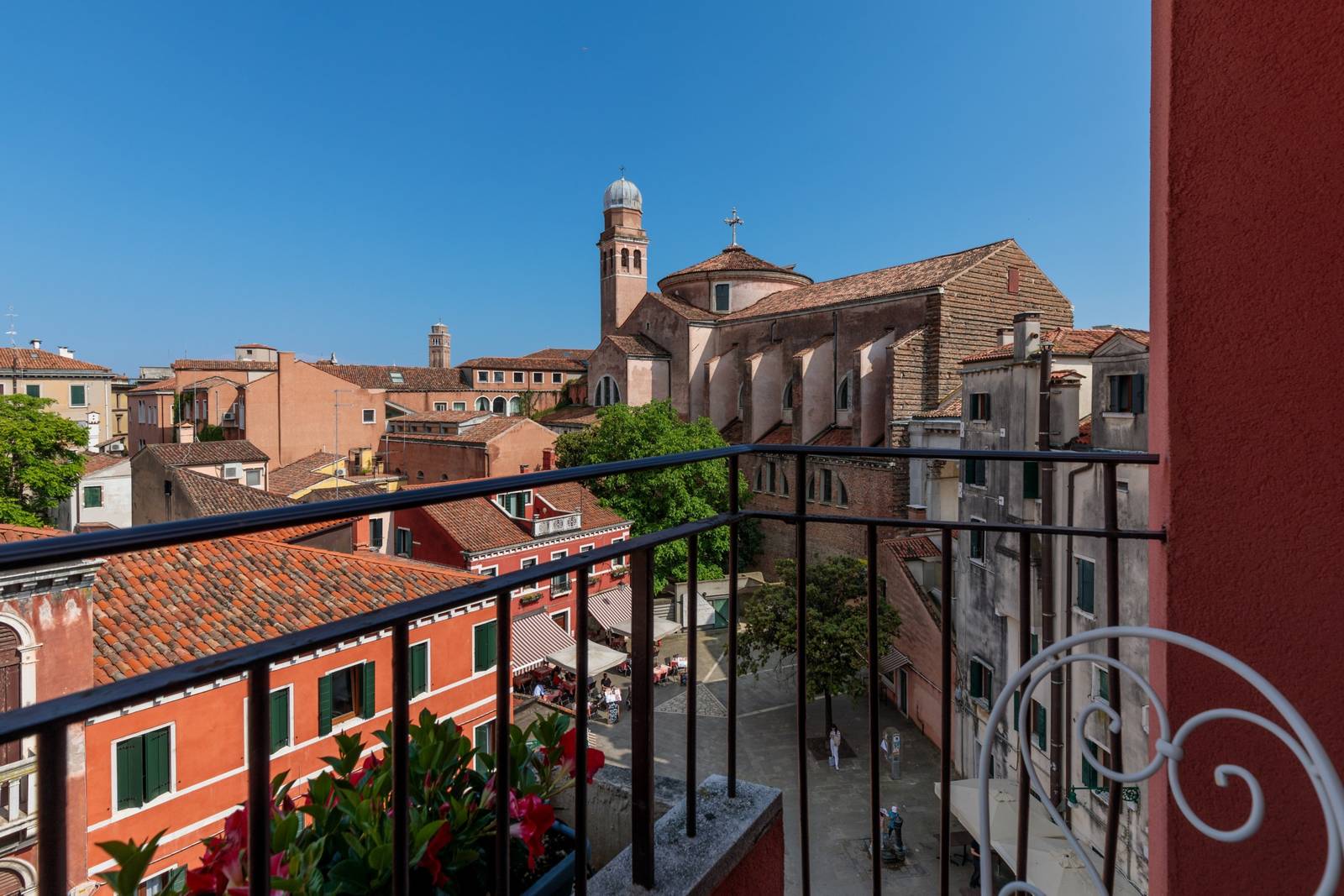從 Papadopoli Hotel Venezia 露台看向 Frari 聖方濟會榮耀聖母教堂