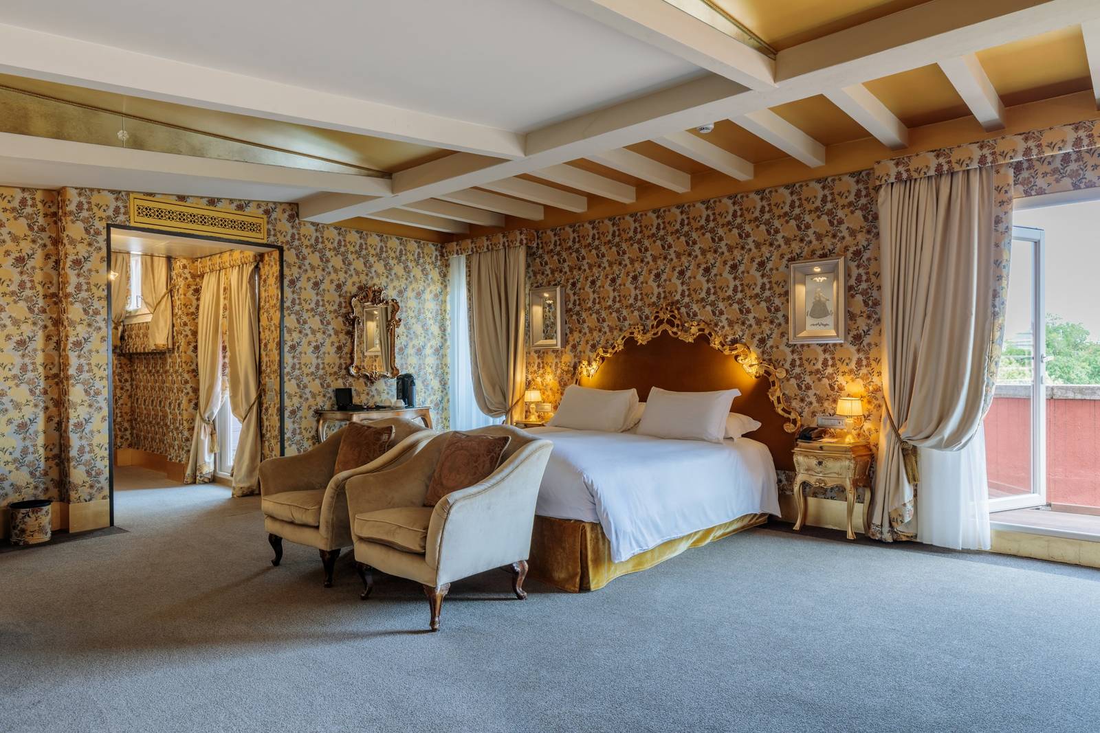 Papadopoli Hotel Venezia 木樑天花板套房臥室