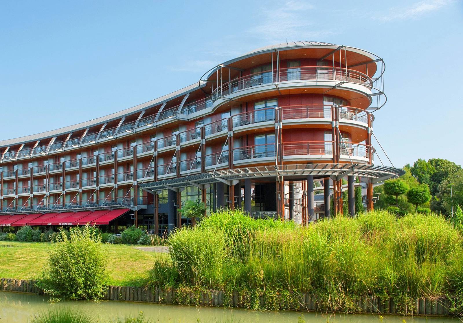 波城 Hotel Parc Beaumont 弧形建築外觀與庭園綠地